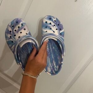 Tie—Die Crocs
